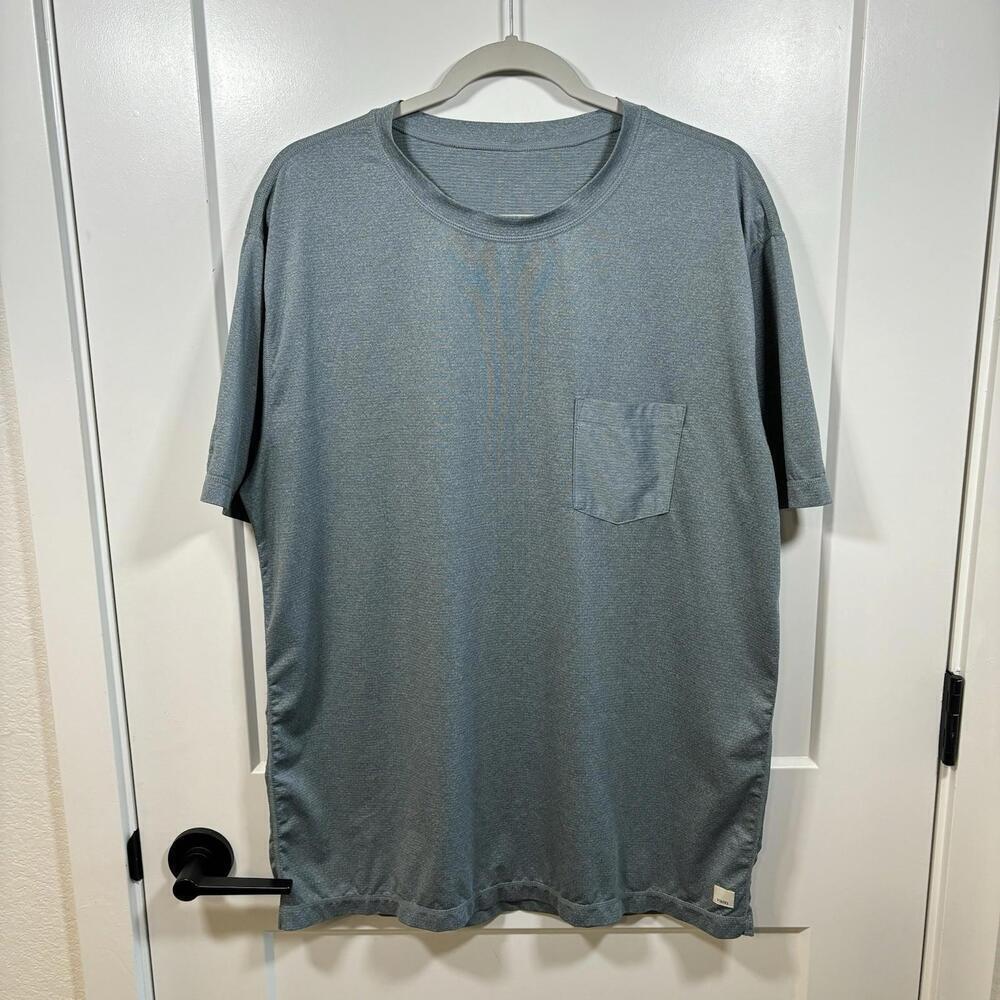 Vuori Tradewind Performance Tee 2.0 Mens Size L Blue Pocket Gym Hike Running